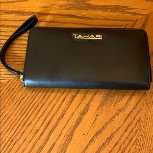 Tahari wallet new